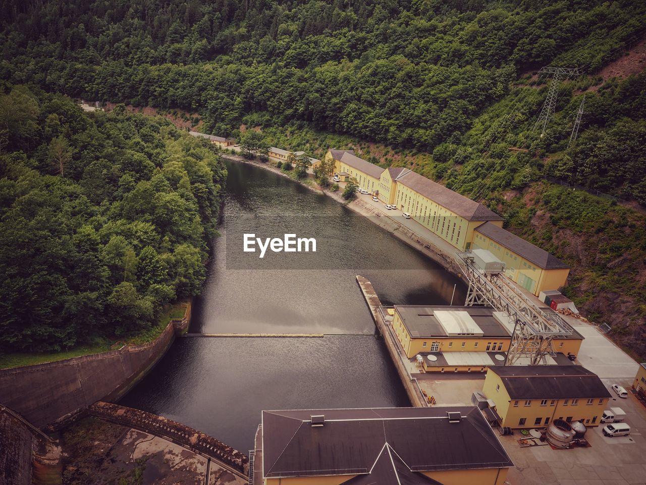 HIGH ANGLE VIEW OF DAM AMIDST RIVER