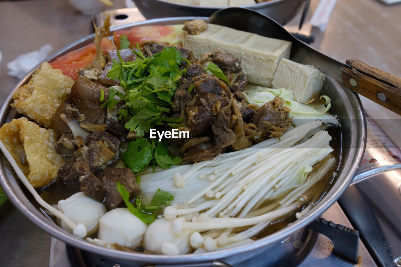 CLOSE-UP OF FOOD IN BOWL