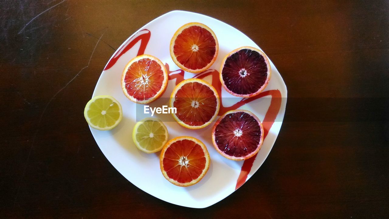 HIGH ANGLE VIEW OF FOOD IN PLATE