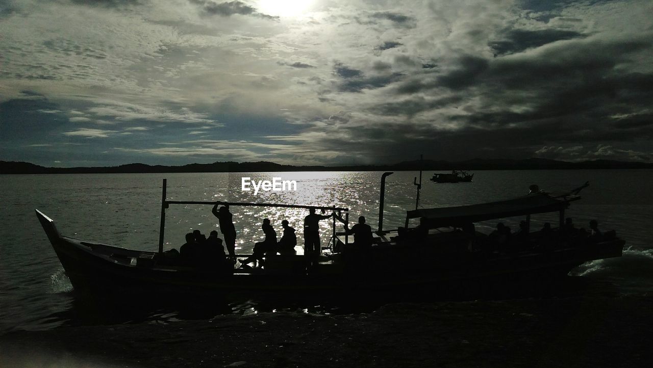 SILHOUETTE BOATS MOORED ON SHORE AGAINST SKY