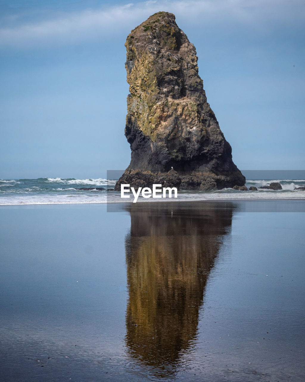 SCENIC VIEW OF ROCK FORMATION IN SEA AGAINST SKY