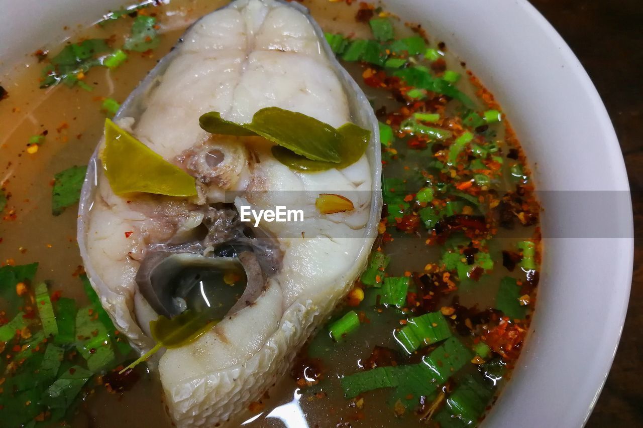 HIGH ANGLE VIEW OF MEAT IN BOWL