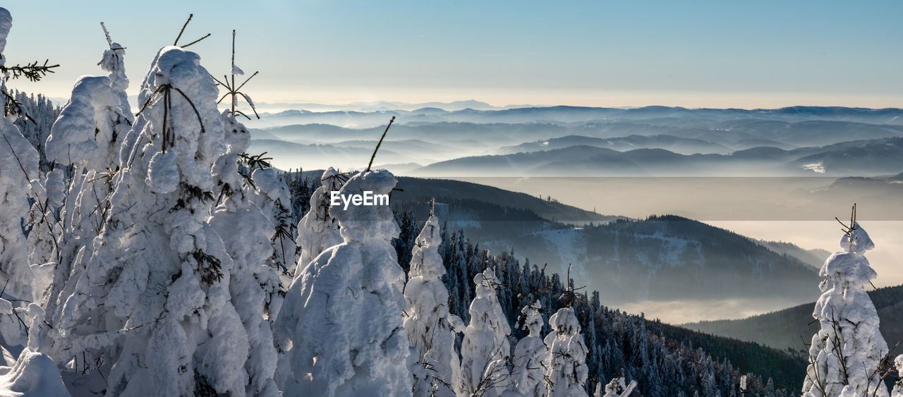 PANORAMIC SHOT OF SNOWCAPPED MOUNTAIN AGAINST SKY