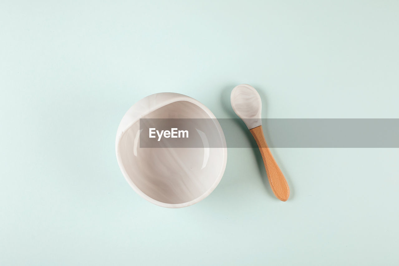 HIGH ANGLE VIEW OF EGGS ON WHITE TABLE