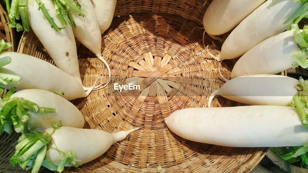 HIGH ANGLE VIEW OF WHITE ROSES IN WICKER BASKET BY FLOWER