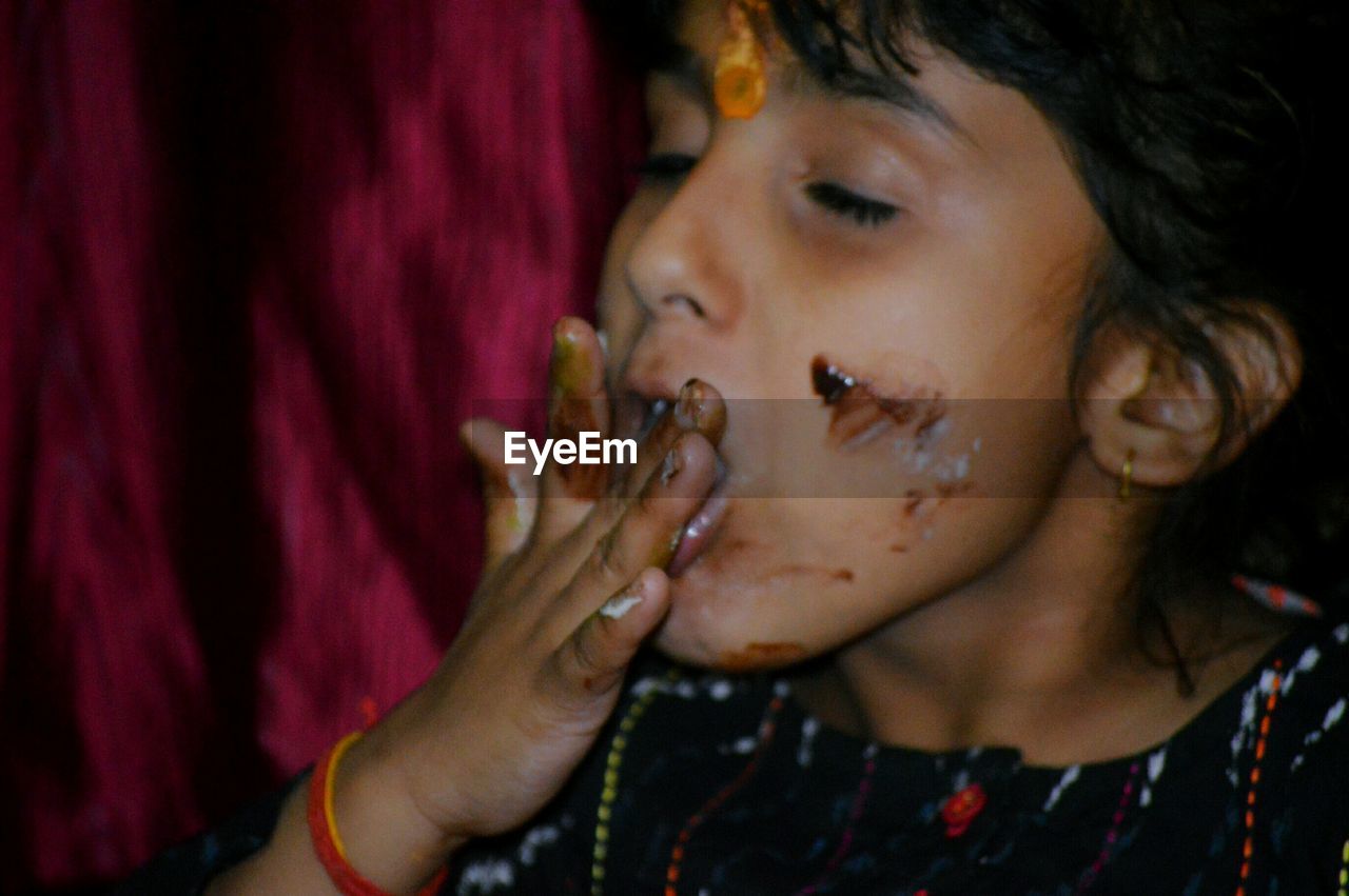 CLOSE-UP OF BEAUTIFUL YOUNG WOMAN SMOKING ON FLOOR