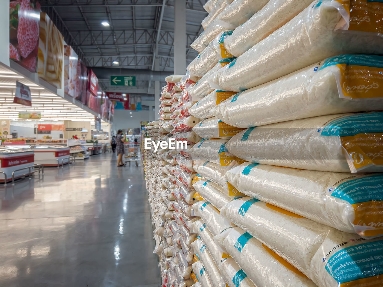 Wholesale market makro fully stocks jasmine rice