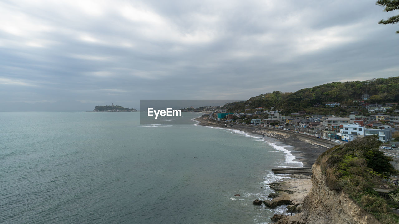 SCENIC VIEW OF SEA AND BAY AGAINST SKY