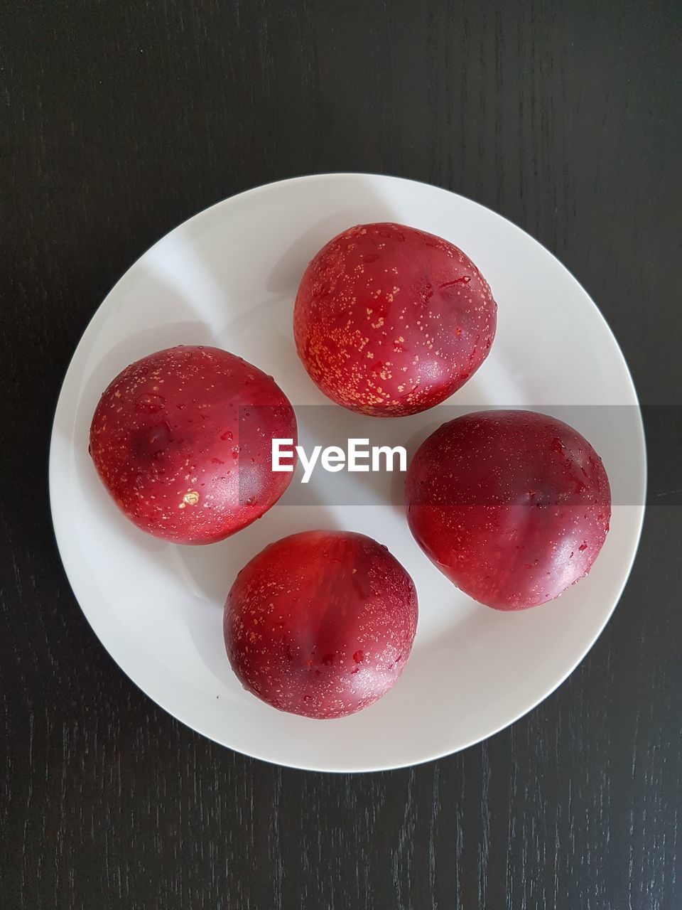 CLOSE-UP OF STRAWBERRIES IN PLATE ON TABLE