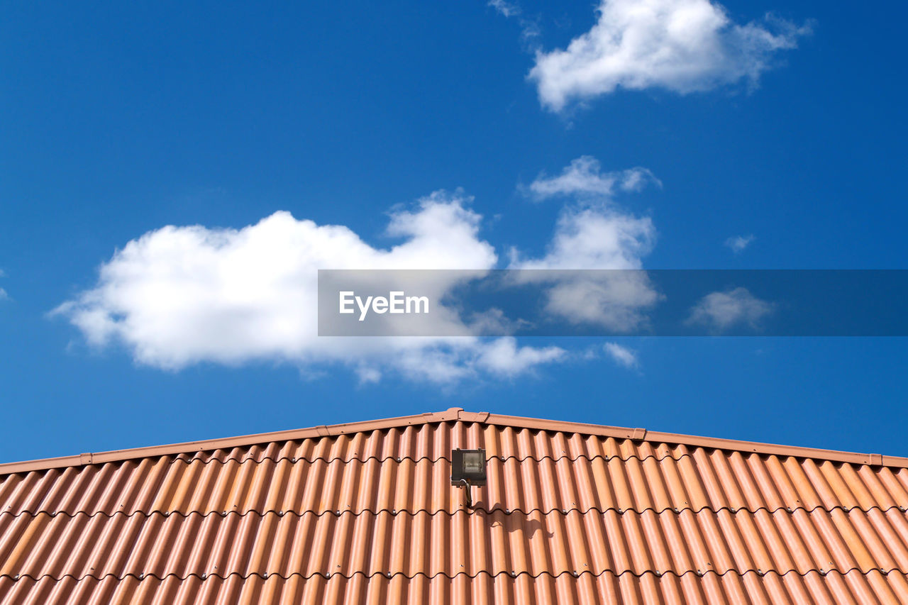 LOW ANGLE VIEW OF BUILDING ROOF AGAINST SKY