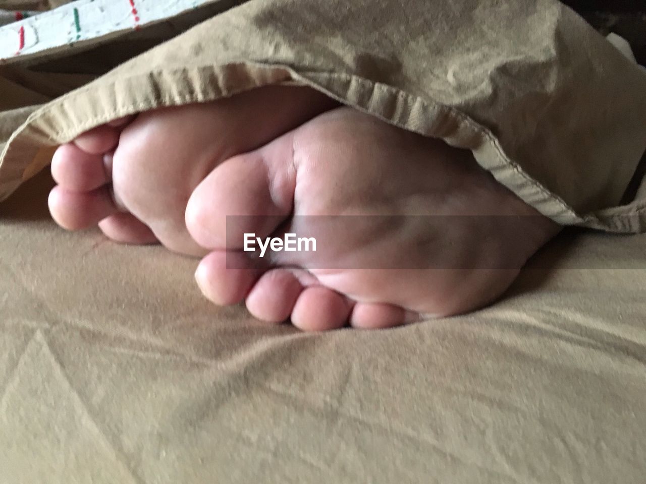 CLOSE-UP OF BABY SLEEPING ON BED