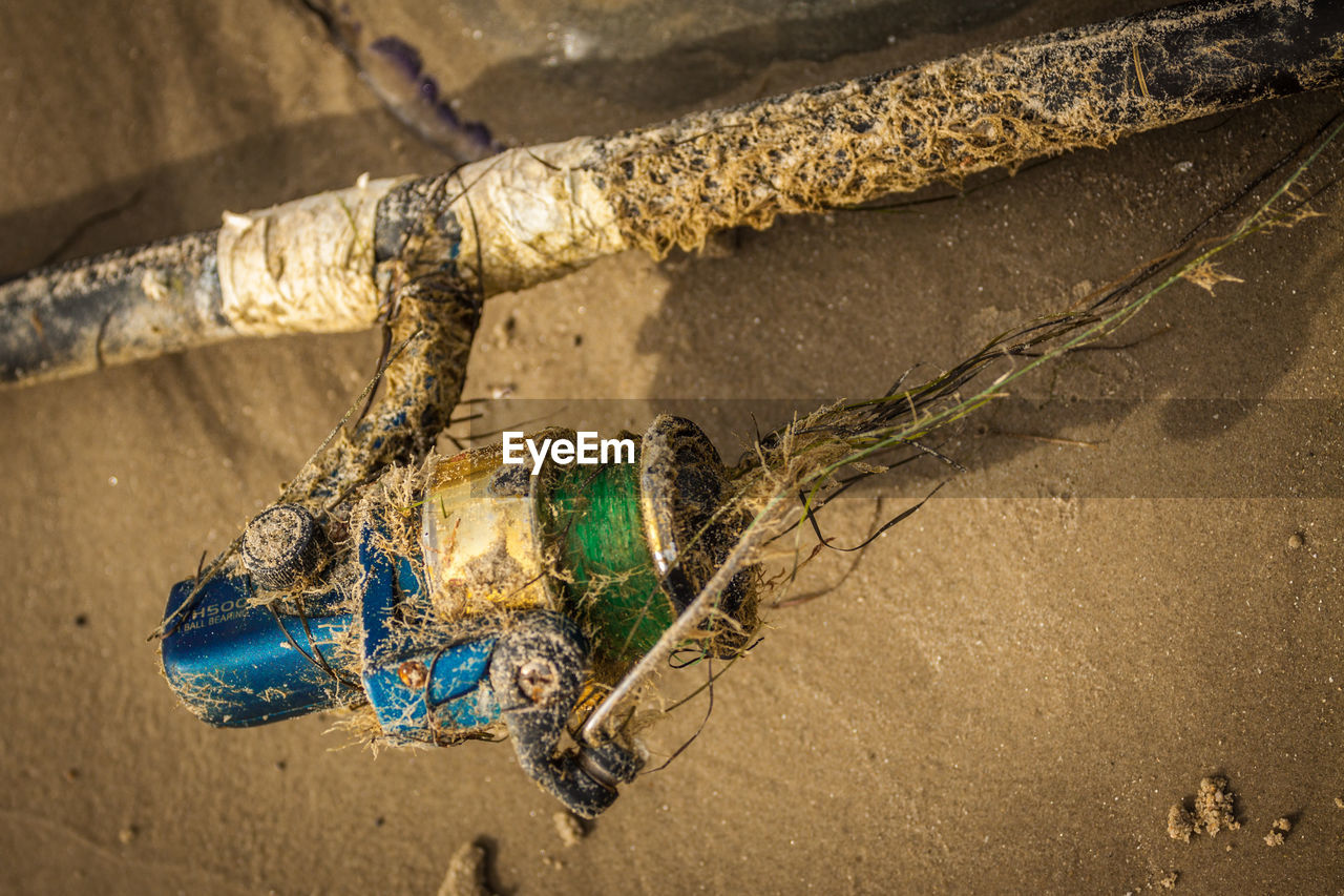 CLOSE-UP OF DAMAGED SAND