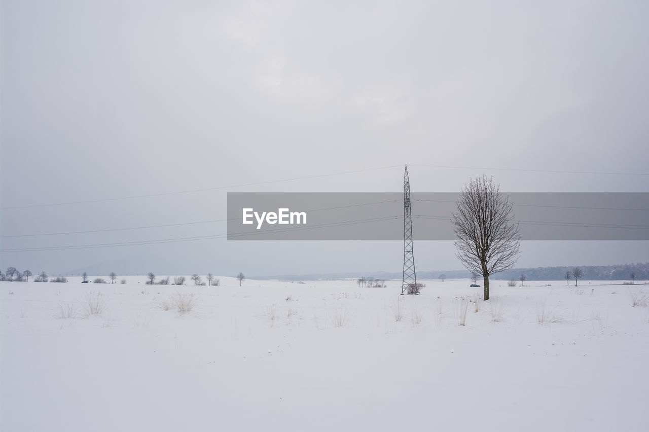 SCENIC VIEW OF SNOW FIELD AGAINST SKY