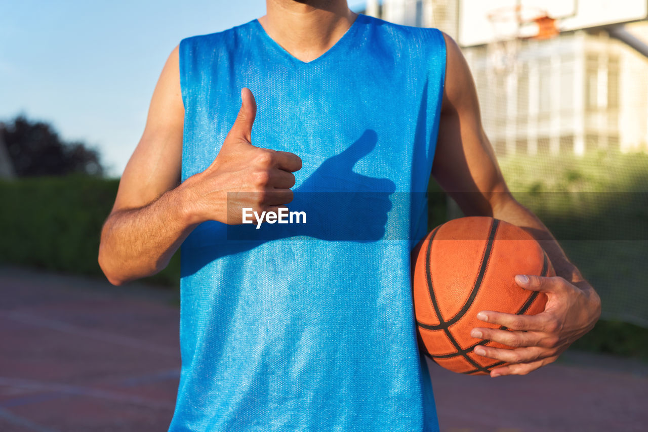 LOW SECTION OF MAN PLAYING WITH BALL ON TABLE