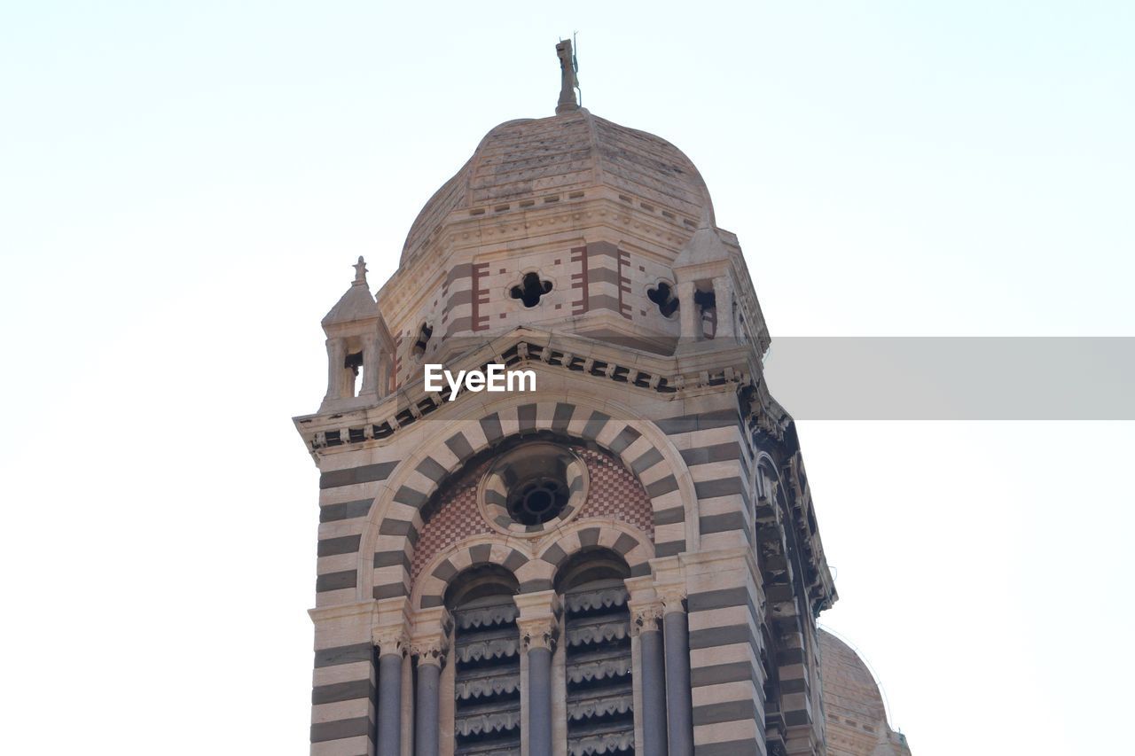 LOW ANGLE VIEW OF HISTORICAL BUILDING AGAINST CLEAR SKY