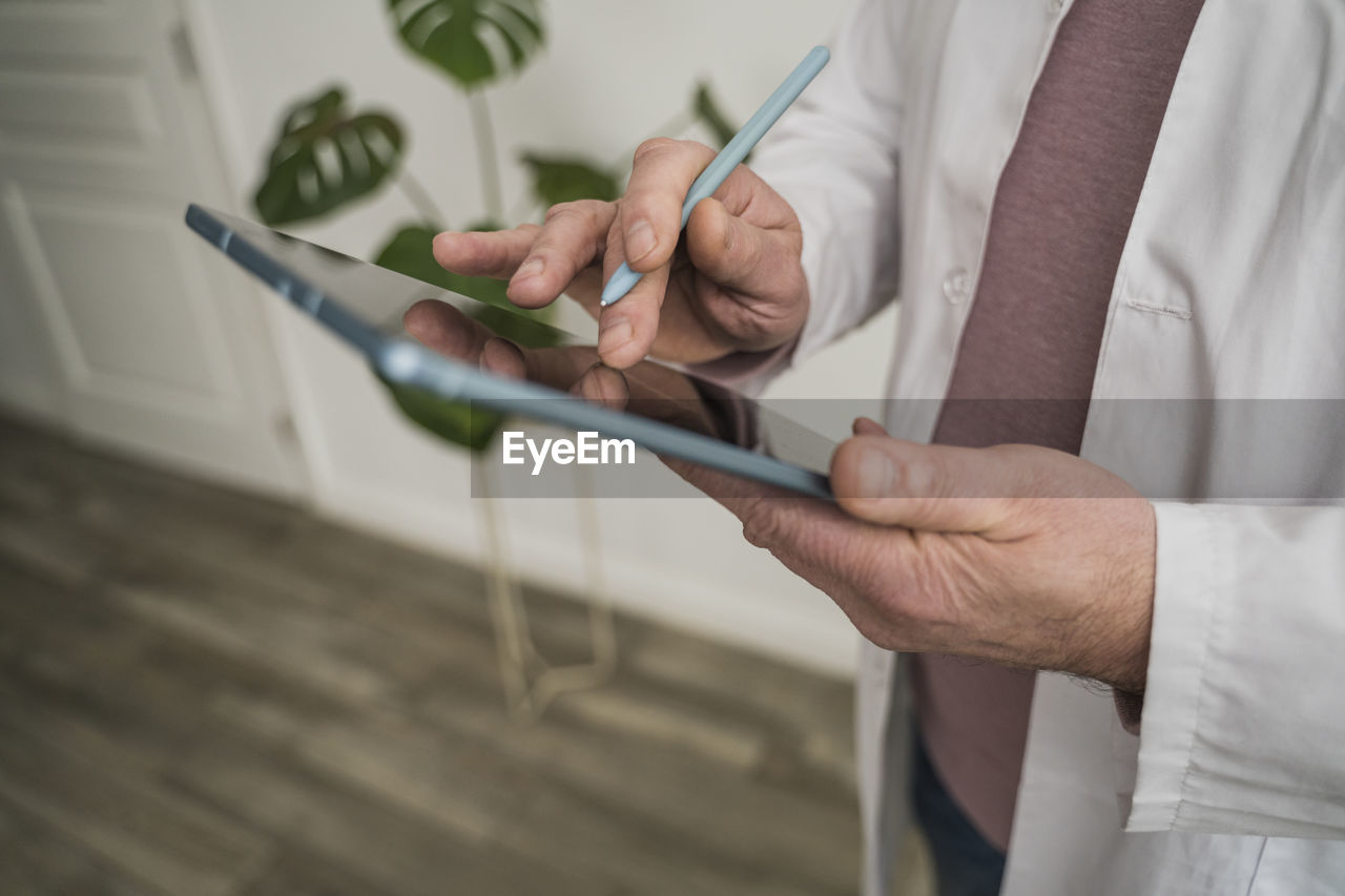 Doctor using tablet pc and digitized pen