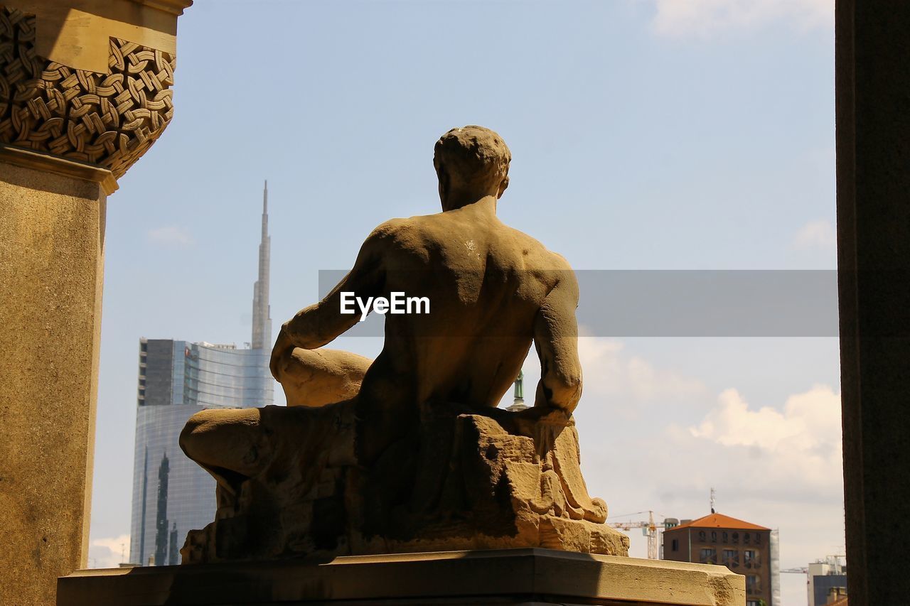 LOW ANGLE VIEW OF STATUE AGAINST SKY