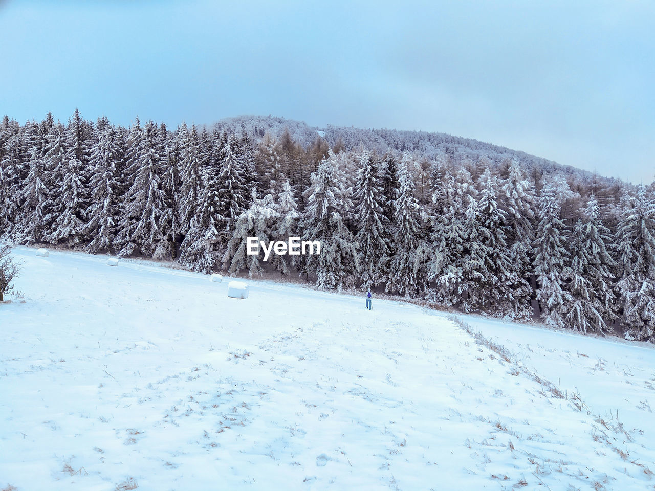 VIEW OF SNOW COVERED LAND AGAINST SKY