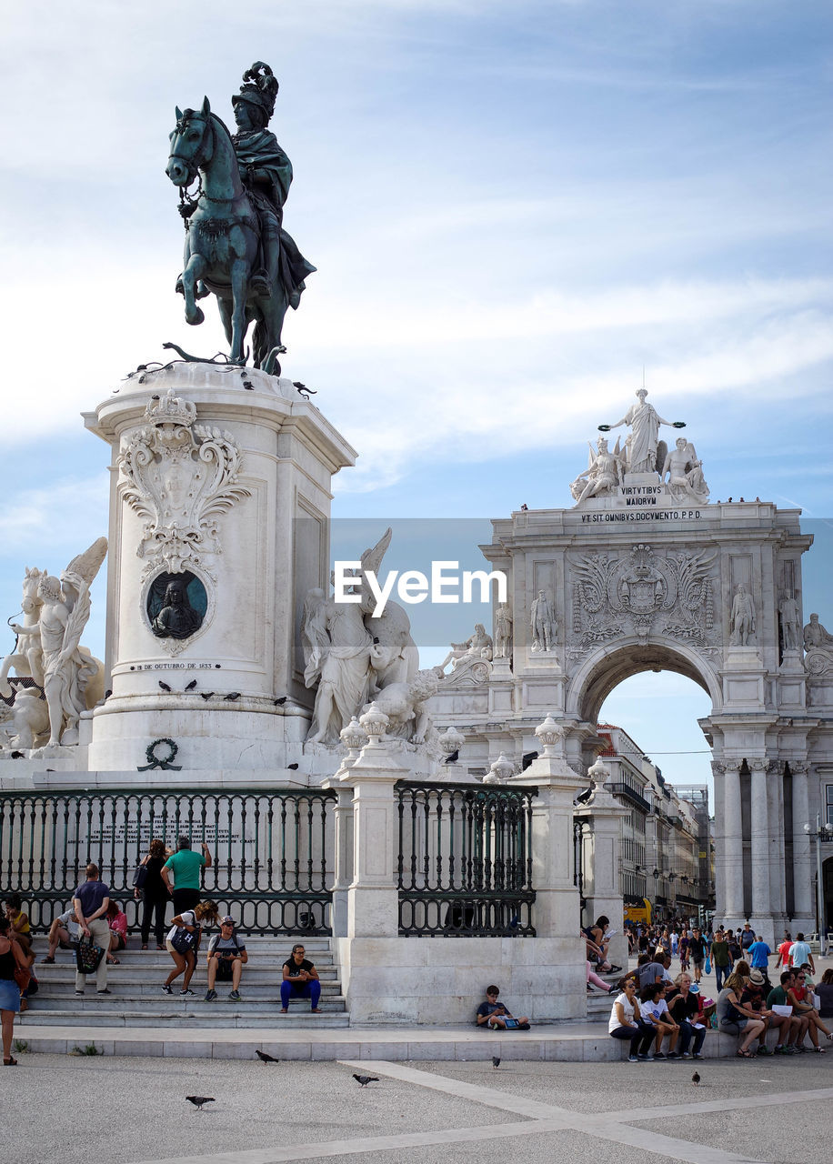 STATUE OF PEOPLE IN FRONT OF HISTORICAL BUILDING