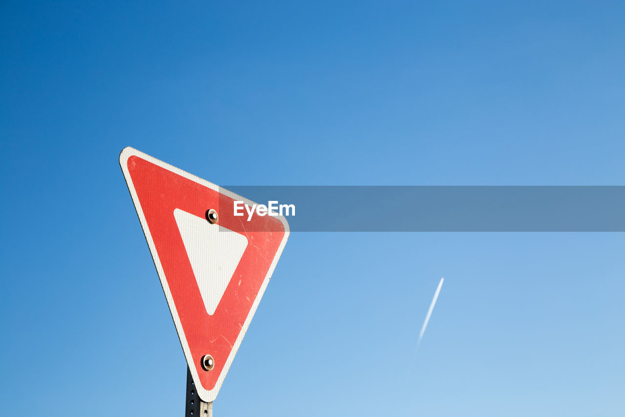 LOW ANGLE VIEW OF ROAD SIGN AGAINST CLEAR SKY