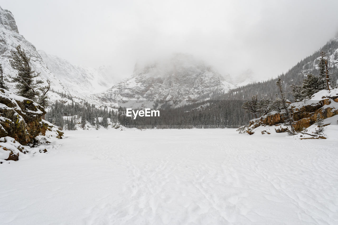 SCENIC VIEW OF SNOW COVERED MOUNTAIN AGAINST SKY