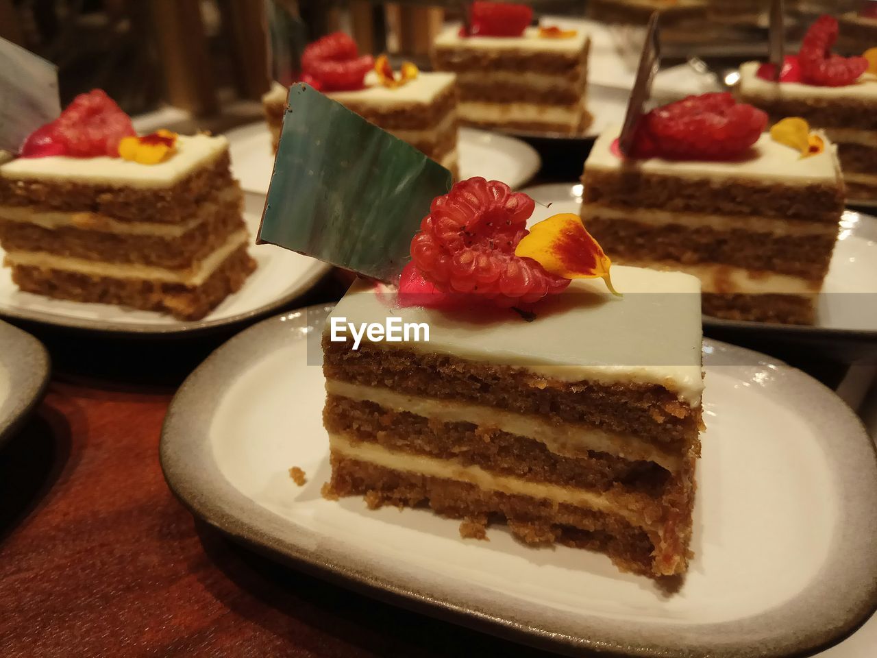 CLOSE-UP OF CAKE ON TABLE