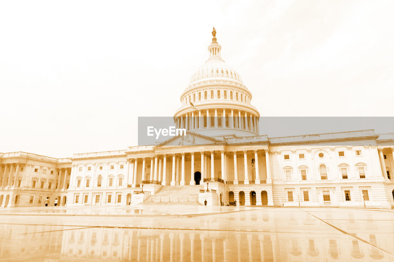 LOW ANGLE VIEW OF HISTORIC BUILDING AGAINST SKY