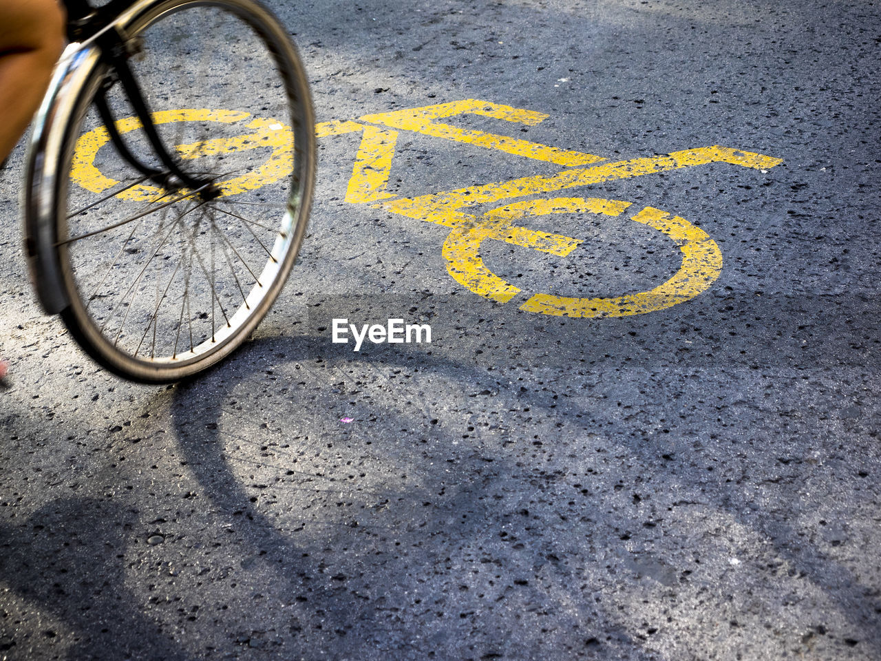 VIEW OF ROAD MARKING ON ROAD