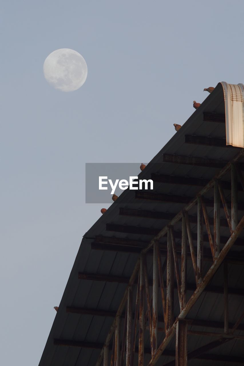 LOW ANGLE VIEW OF BUILDING AGAINST CLEAR SKY