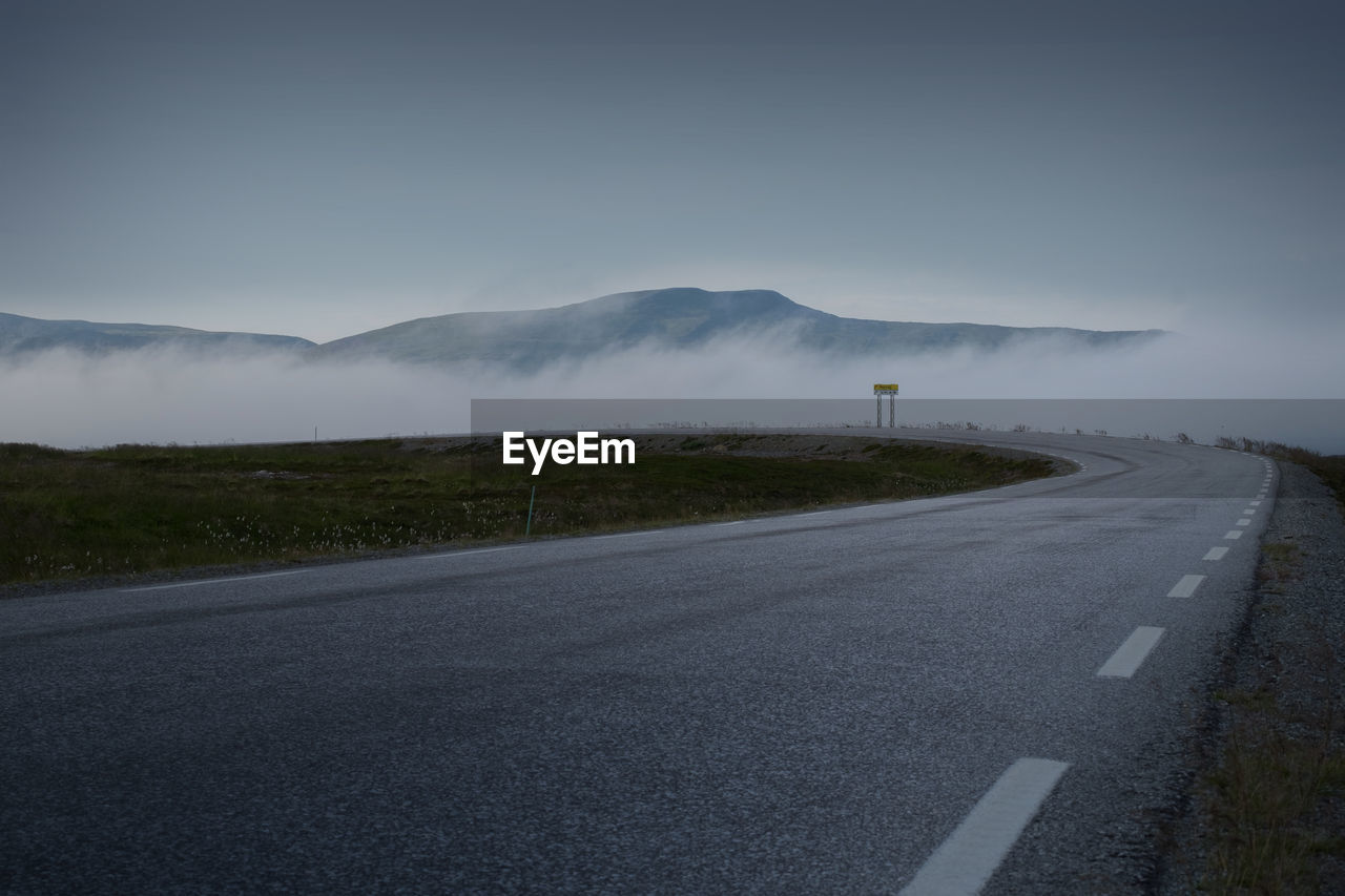 ROAD LEADING TOWARDS MOUNTAIN AGAINST SKY