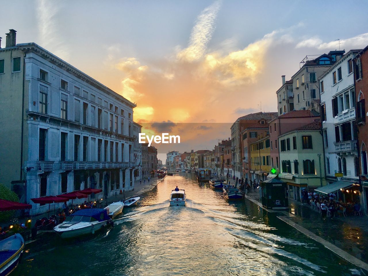 CANAL PASSING THROUGH BUILDINGS IN CITY