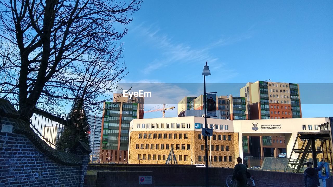 LOW ANGLE VIEW OF BUILDINGS IN CITY AGAINST SKY