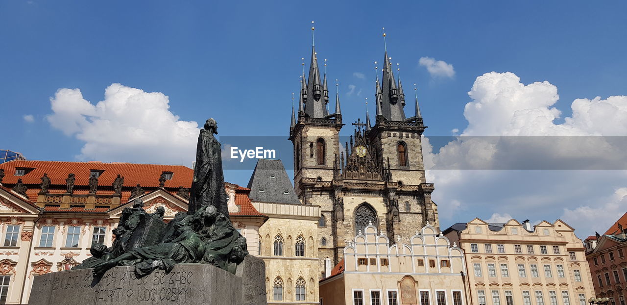 LOW ANGLE VIEW OF STATUE OF BUILDING AGAINST SKY