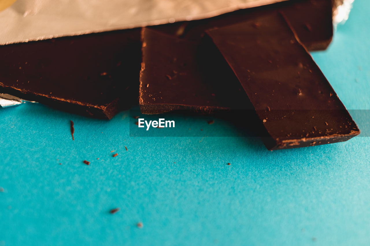 HIGH ANGLE VIEW OF CHOCOLATE ICE CREAM ON TABLE