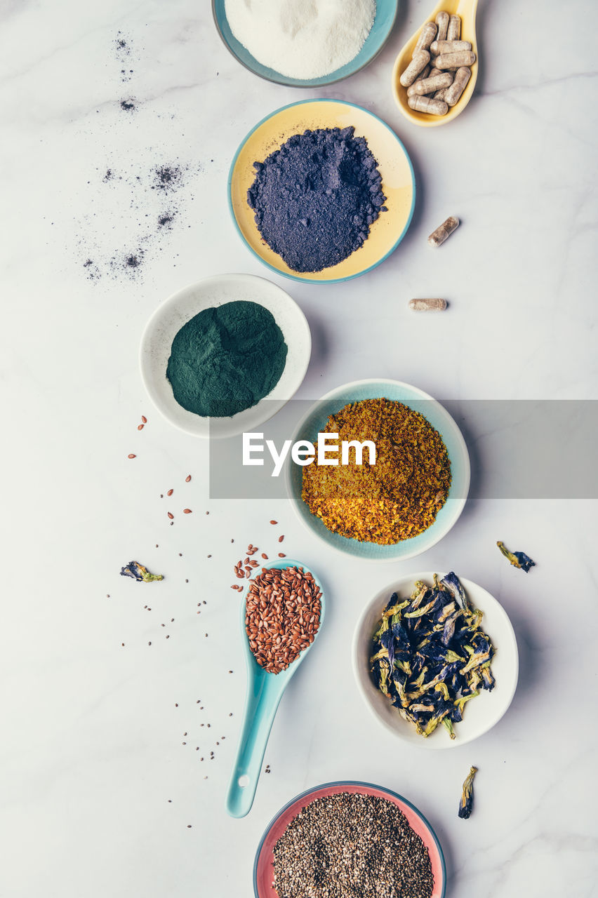 HIGH ANGLE VIEW OF FOOD IN BOWL ON TABLE