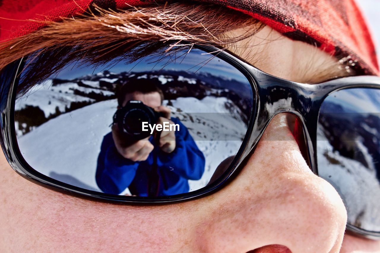 WOMAN LOOKING AT SUNGLASSES