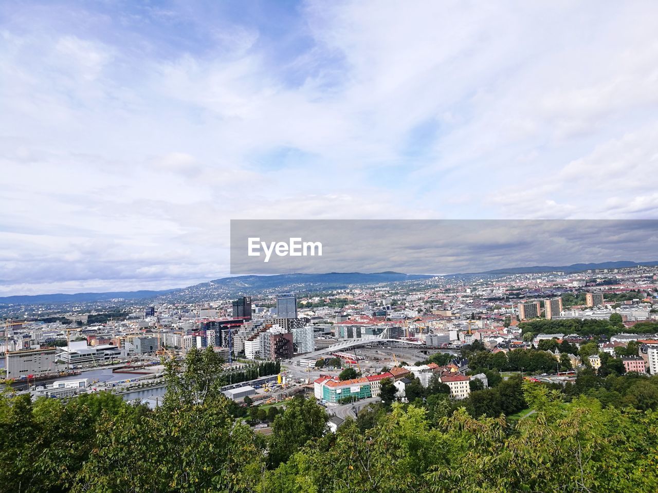 HIGH ANGLE VIEW OF TOWN AGAINST SKY IN CITY