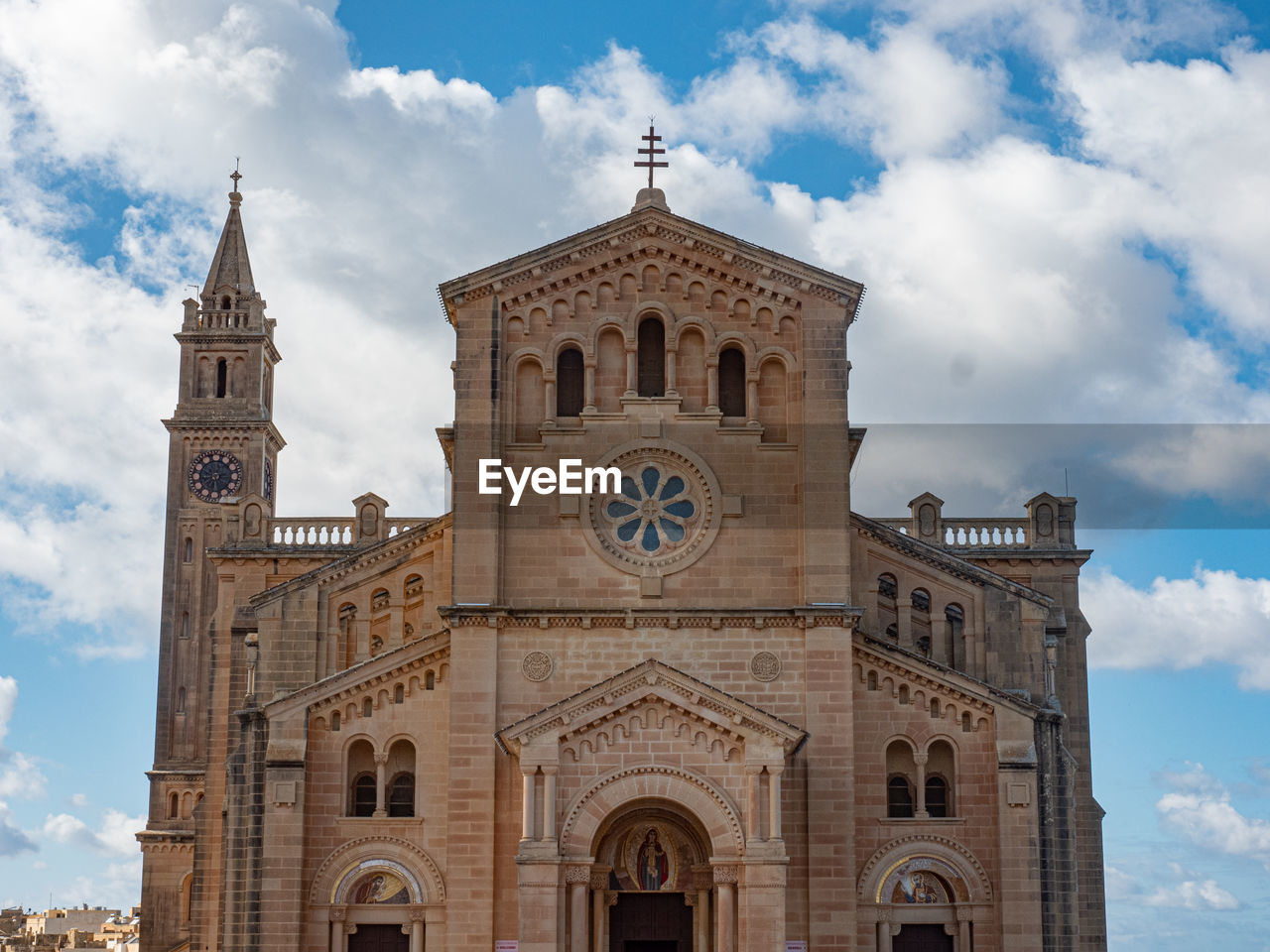 LOW ANGLE VIEW OF CLOCK TOWER ON BUILDING