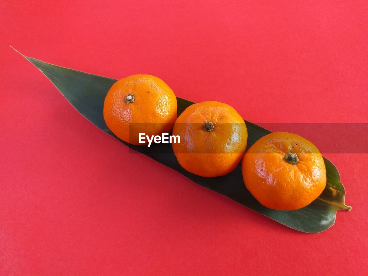 HIGH ANGLE VIEW OF ORANGES AND ORANGE ON PINK