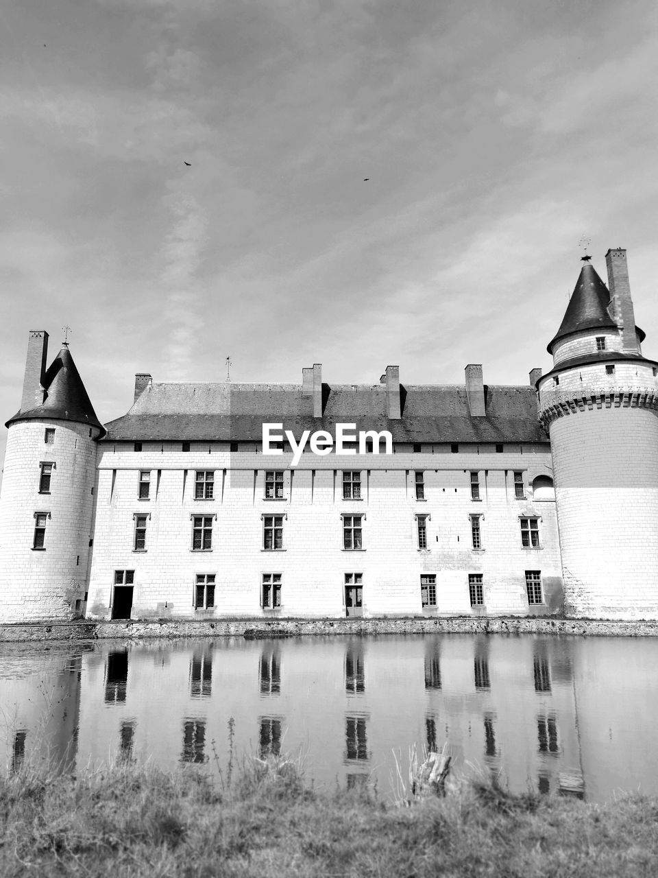 architecture, building exterior, built structure, black and white, building, monochrome photography, sky, monochrome, history, the past, nature, no people, white, cloud, water, castle, day, travel destinations, outdoors, château, house, old, city