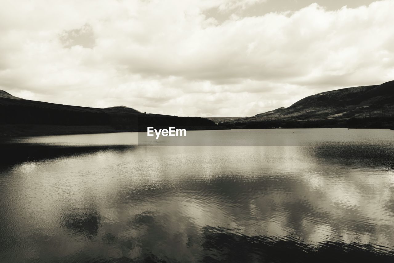 SCENIC VIEW OF LAKE BY MOUNTAIN AGAINST SKY