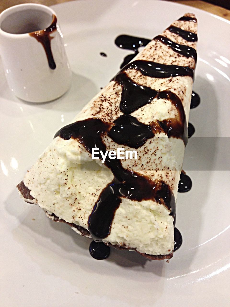 CLOSE-UP OF SERVED CHOCOLATE CAKE