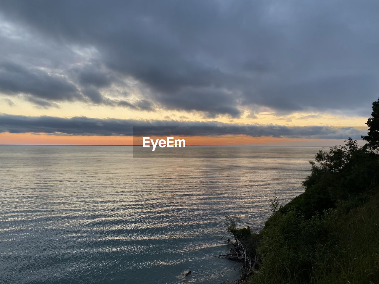 SCENIC VIEW OF SEA AGAINST SUNSET SKY