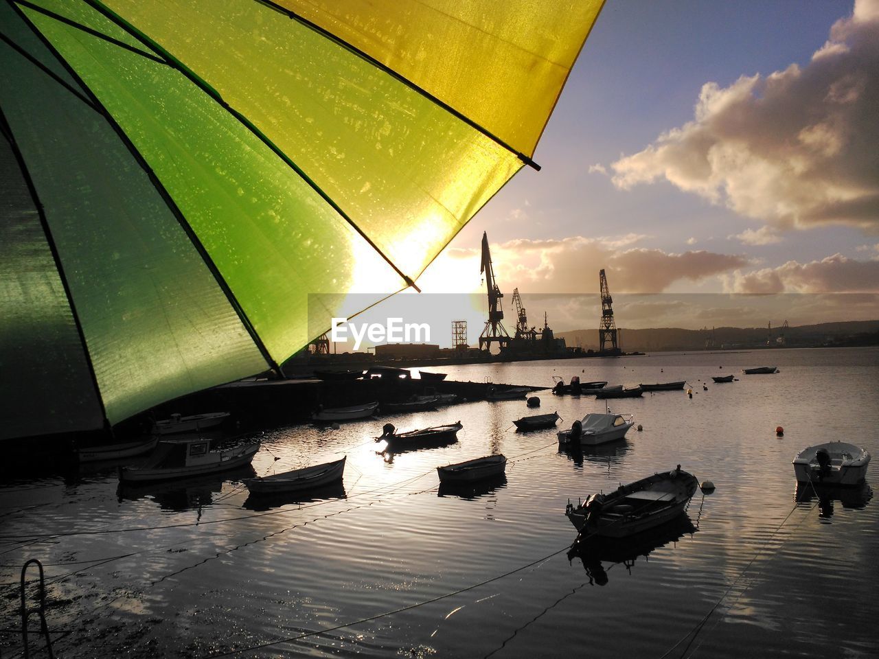 BOATS IN SEA AGAINST SKY DURING SUNSET