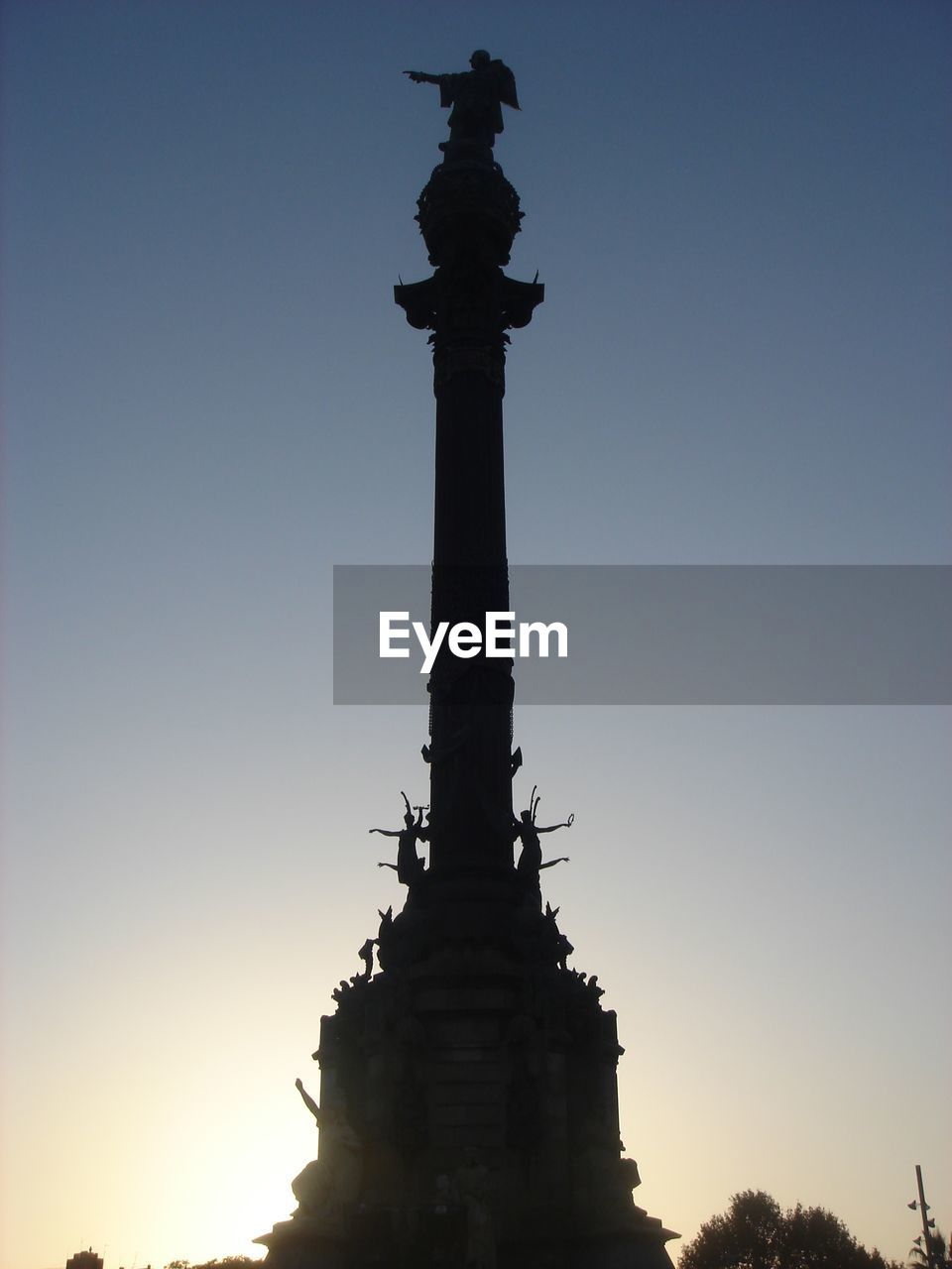 LOW ANGLE VIEW OF STATUE OF LIBERTY AGAINST CLEAR SKY