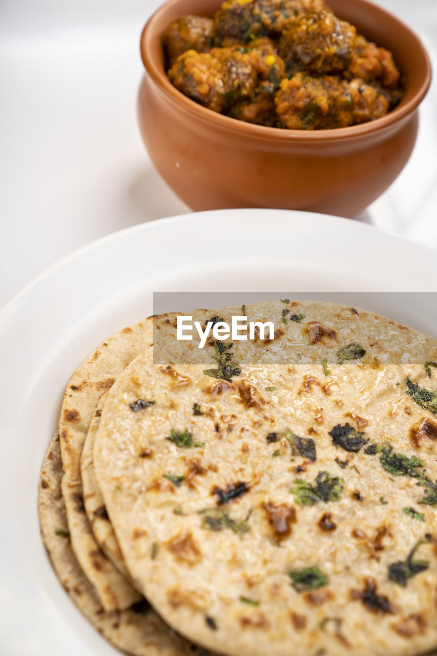 HIGH ANGLE VIEW OF FOOD IN BOWL