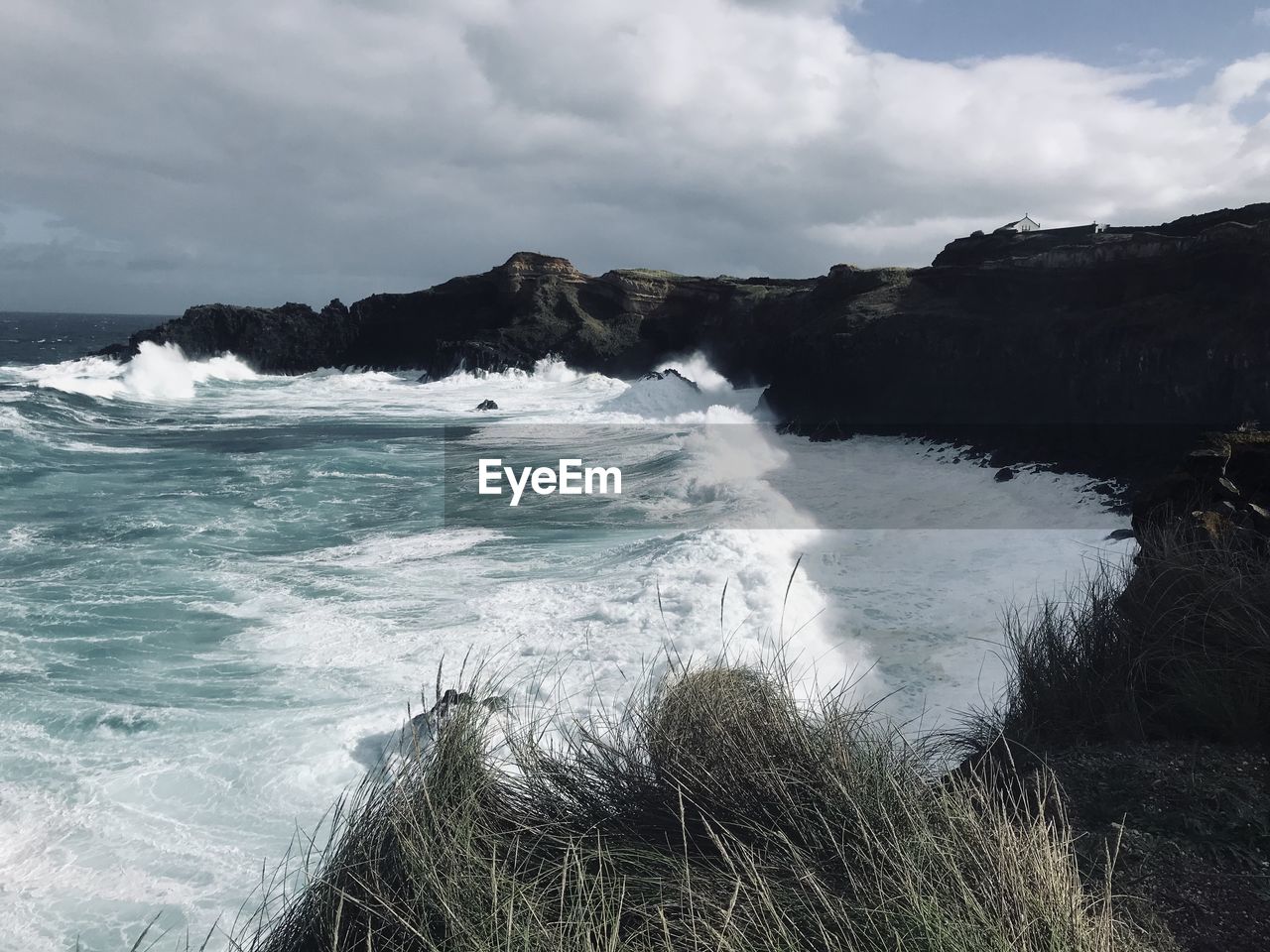 SCENIC VIEW OF SEA WAVES AGAINST SKY