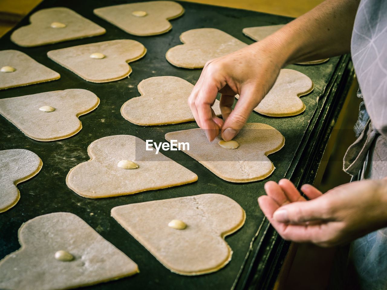 HIGH ANGLE VIEW OF MAN PREPARING FOOD IN KITCHEN