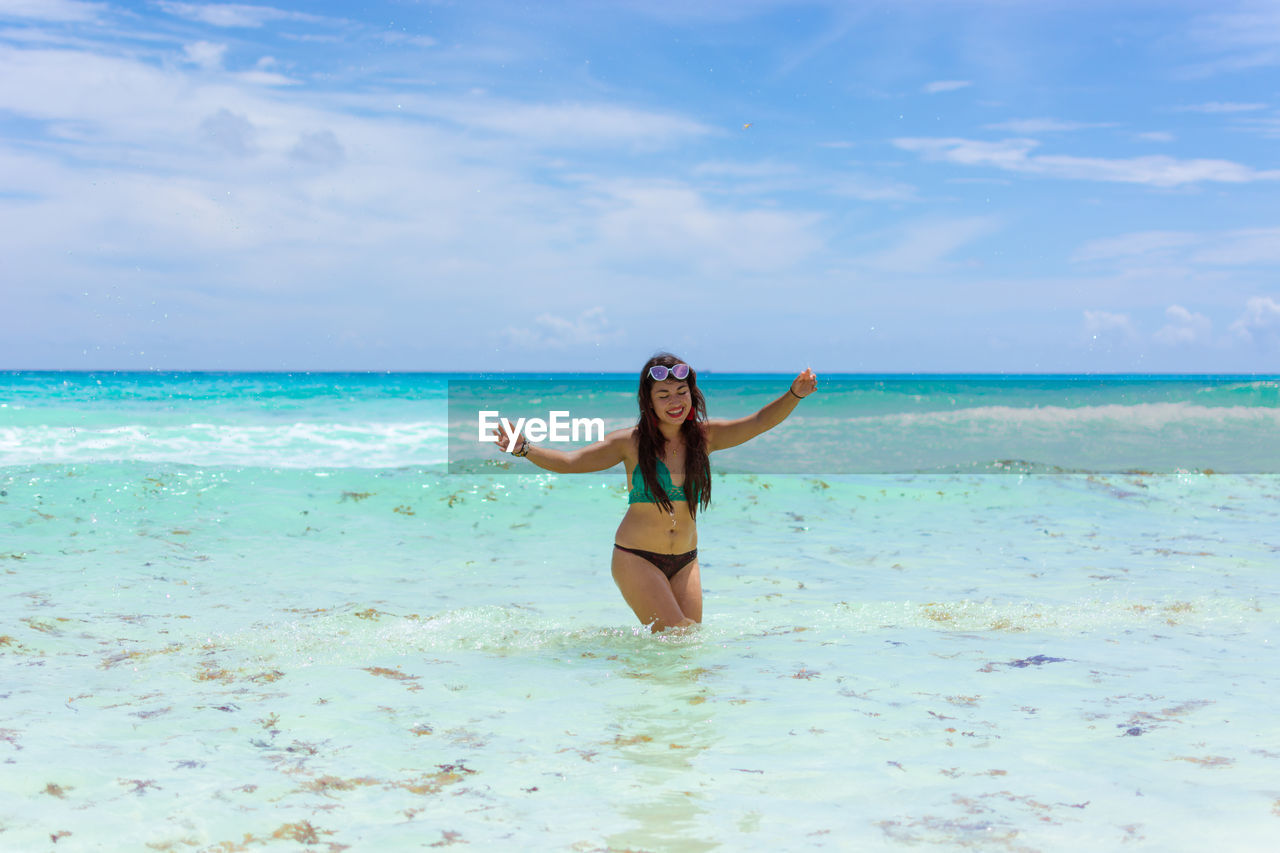 FULL LENGTH OF WOMAN ON BEACH