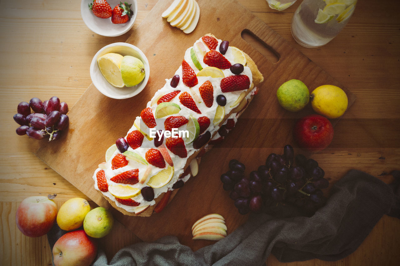 HIGH ANGLE VIEW OF APPLES ON CUTTING BOARD